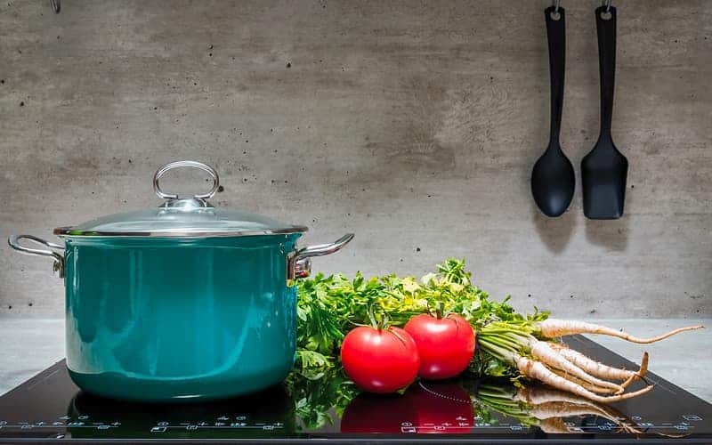 锅上放新鲜蔬菜